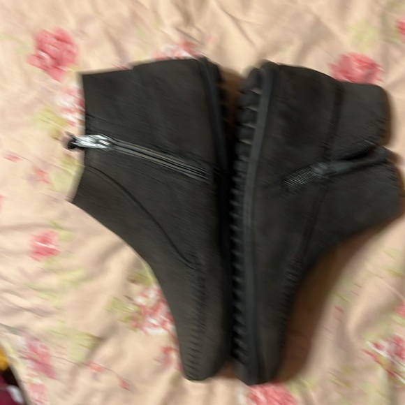 Grey Minnetonka moccasins. Size 6.5 - Picture 4 of 5